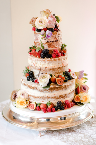 Merry Berry cake by Pia at Vanilla Pod Bakery. Floral design by Cotswold Blooms, wedding florist based in Cheltenham.