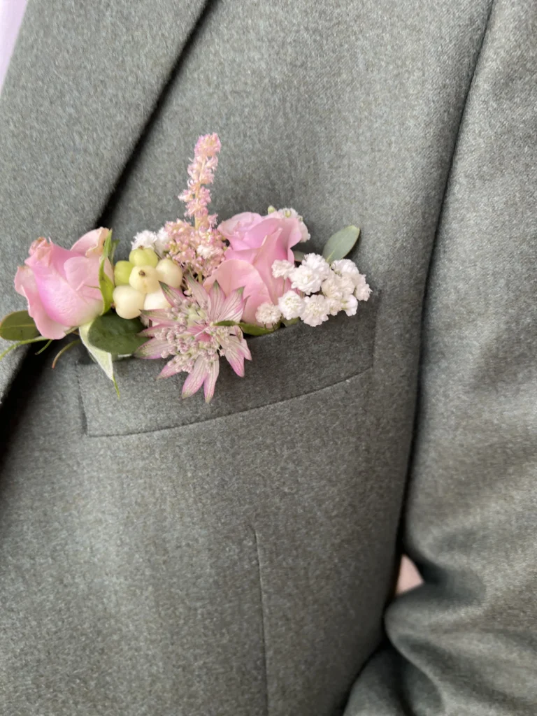 Pocket buttonhole in light pink and white tones