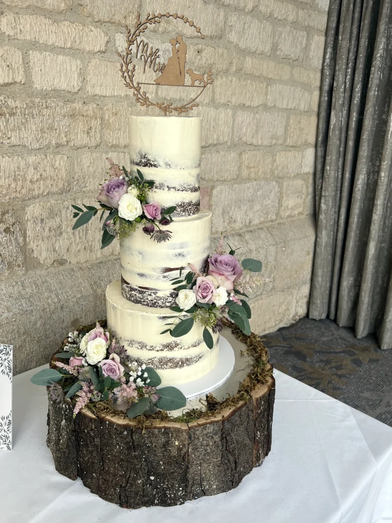Ellenborough Park 18 Cotswold Blooms is a luxury wedding florist in Cheltenham and the Cotswolds, creating refined, bespoke floral designs using seasonal British flowers. Cotswold Blooms wedding flowers at Ellenborough Park Cheltenham