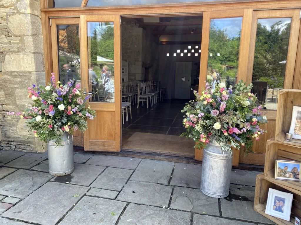 Oxleaze Barn 4 Cotswold Blooms is a luxury wedding florist in Cheltenham and the Cotswolds, creating refined, bespoke floral designs using seasonal British flowers. Wedding table flowers Oxleaze Barn Lechlade florist