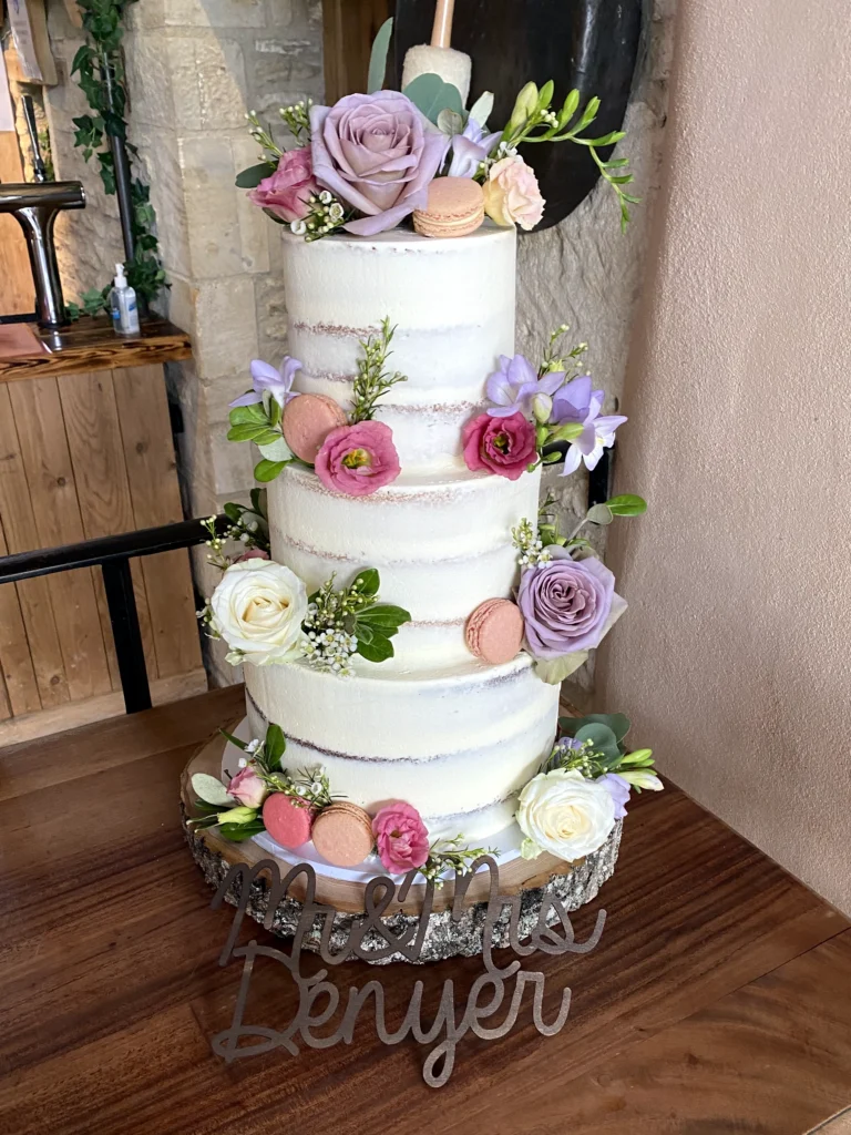 Oxleaze Barn 2 Cotswold Blooms is a luxury wedding florist in Cheltenham and the Cotswolds, creating refined, bespoke floral designs using seasonal British flowers. Luxury wedding florist Oxleaze Barn Cotswolds
