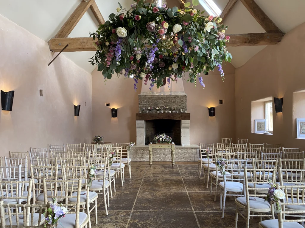 Oxleaze Barn 3 Cotswold Blooms is a luxury wedding florist in Cheltenham and the Cotswolds, creating refined, bespoke floral designs using seasonal British flowers. Floral installation Oxleaze Barn wedding Cotswold Blooms