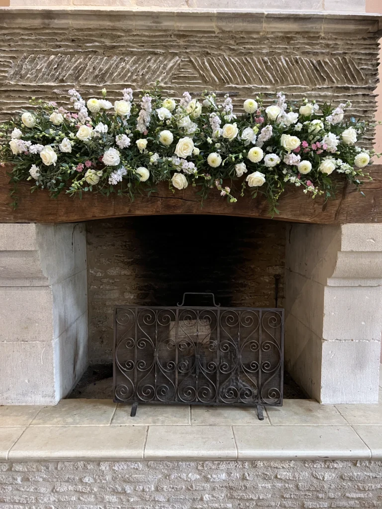 Oxleaze Barn 5 Cotswold Blooms is a luxury wedding florist in Cheltenham and the Cotswolds, creating refined, bespoke floral designs using seasonal British flowers. Bespoke wedding flowers Oxleaze Barn by Laura McLellan