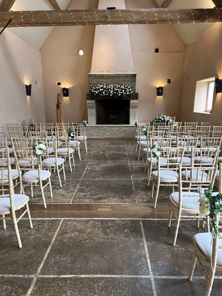Oxleaze Barn 8 Cotswold Blooms is a luxury wedding florist in Cheltenham and the Cotswolds, creating refined, bespoke floral designs using seasonal British flowers. Oxleaze Barn wedding florist Gloucestershire Cotswold Blooms